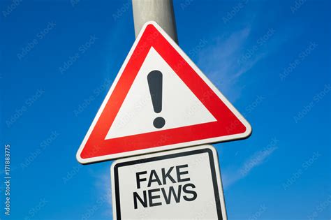 Foto De Fake News Traffic Sign With Exclamation Mark To Alert Warn