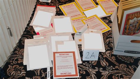 How The Photo Of Top Secret Folders At Trump S Home Came About The