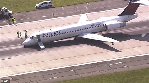 Terrifying Moment Delta Airlines Boeing 717 Makes Emergency Landing In